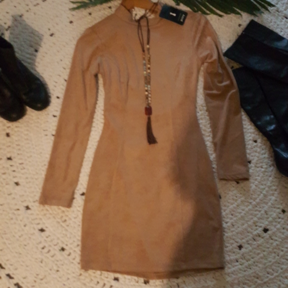 NWT SUEDE DRESS SIZE MEDIUM WITH BACK CUT OUT - Picture 2 of 11